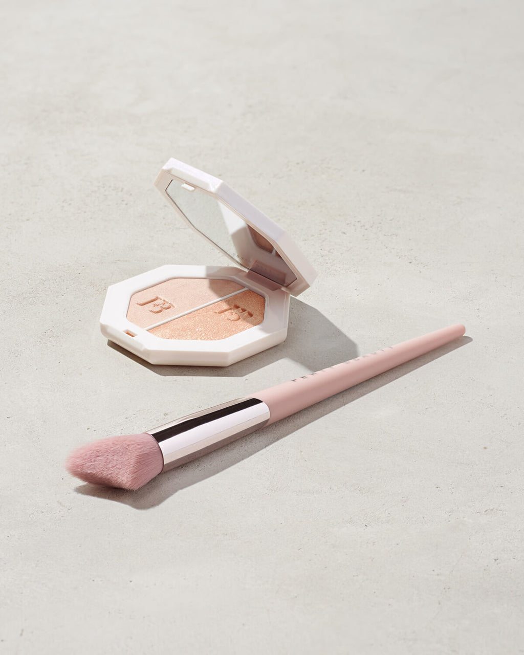 Cheek-Hugging Highlight Brush 120